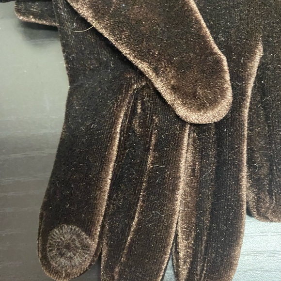 Gloves - Picture 2 of 5